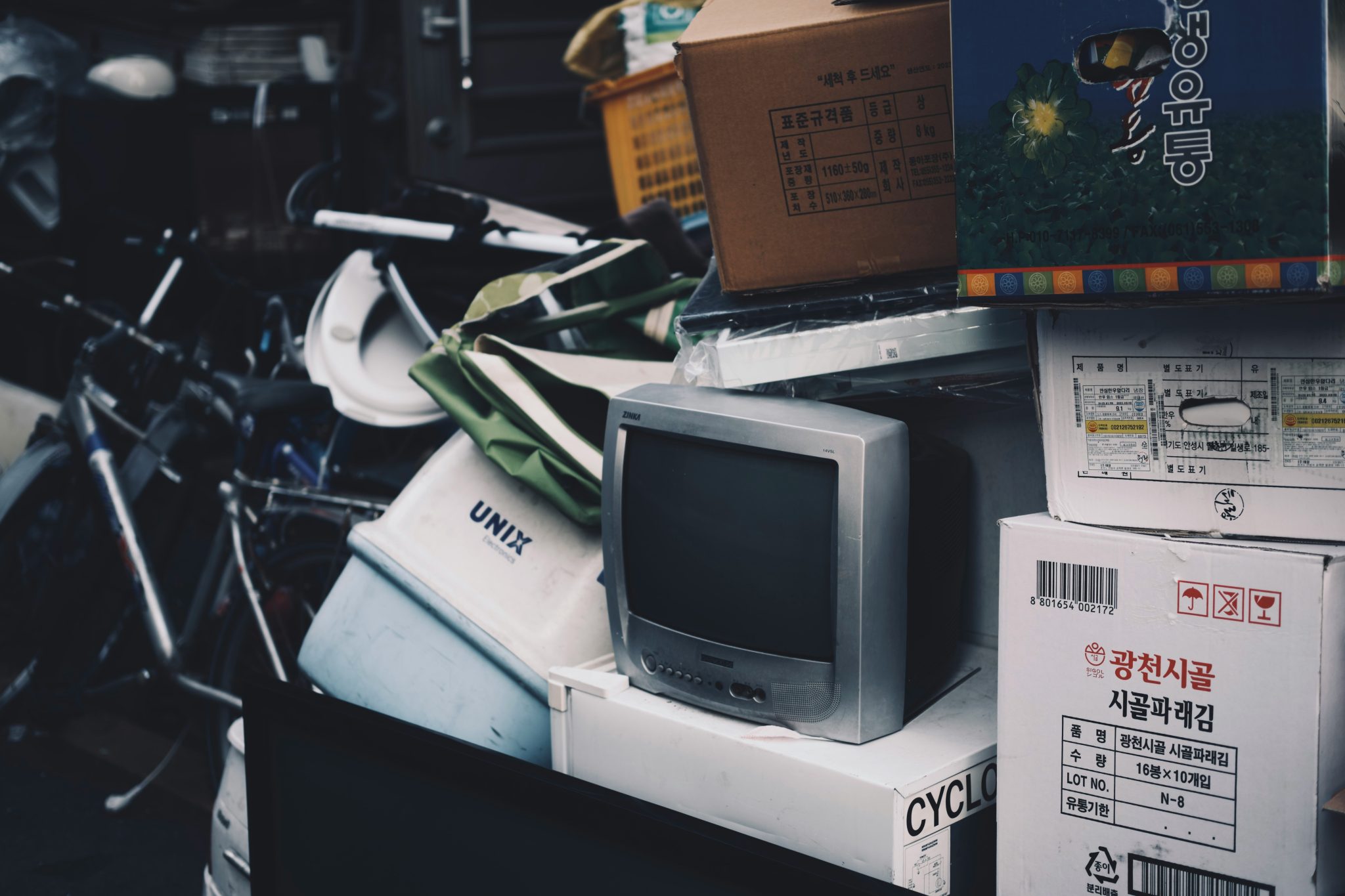 Foto: Deșeuri electrice și electronice | Sursa: Clark Gu / Unsplash