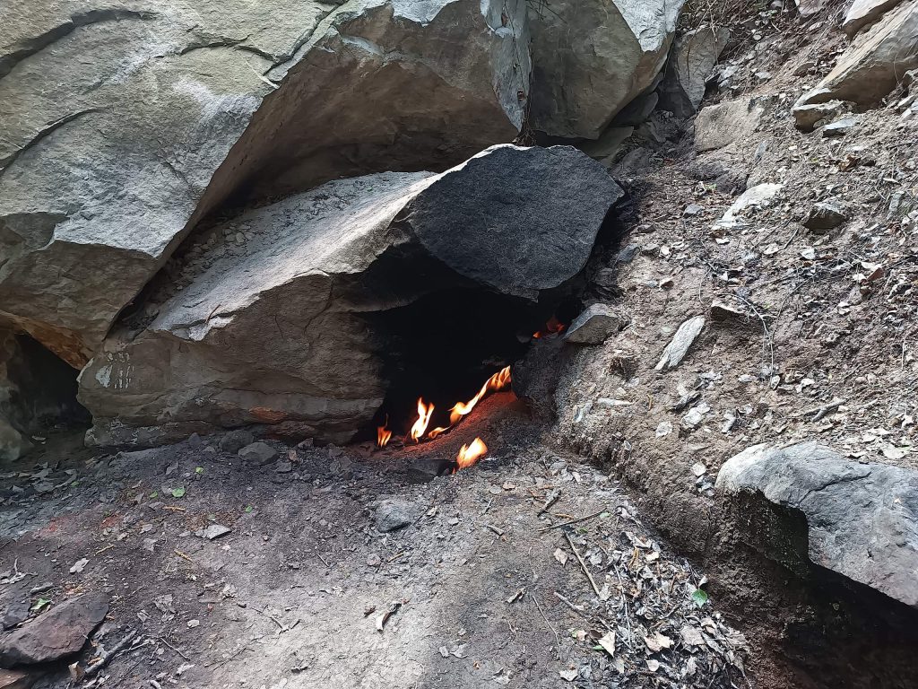 Foto: Focul viu Lopătari, ©Geoparcul UNESCO Ținutul Buzăului