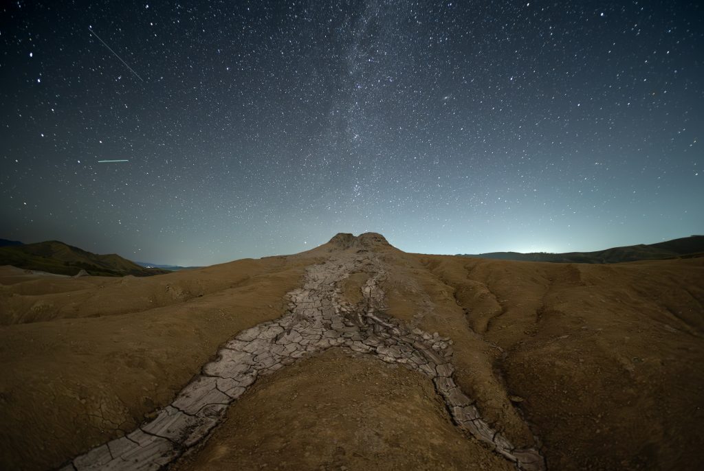 Foto: Vulcanii noroioși noaptea, ©Geoparcul UNESCO Ținutul Buzăului