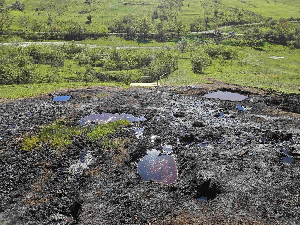 Foto: Izvoarele de petrol de la Beciu, @Geoparcul Ținutul Buzăului
