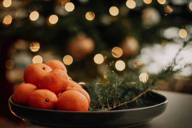 Mandarine de sezon într-un bol, simbol al sărbătorilor, dar cu un drum lung în spate. Sursa foto: Ira Ostafiichuk/Unsplash