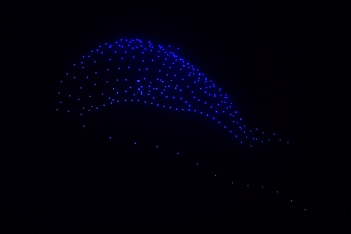 Un spectacol cu 250 de drone luminează cerul nopții în Gdynia, pentru a celebra 98 de ani ai orașului. Silueta creată reprezintă morświnul – ruda delfinilor și specie pe cale de dispariție în Marea Baltică. Sursa foto:Kasiade/Unsplash