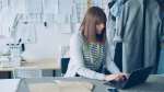 Tânăra proprietară a unui mic atelier de croitorie lucrează la laptop, comandând materiale pentru noua colecție de la un furnizor local — un exemplu de start-up orientat spre practici sustenabile. Sursa foto: Vitaly Gariev/Unsplash