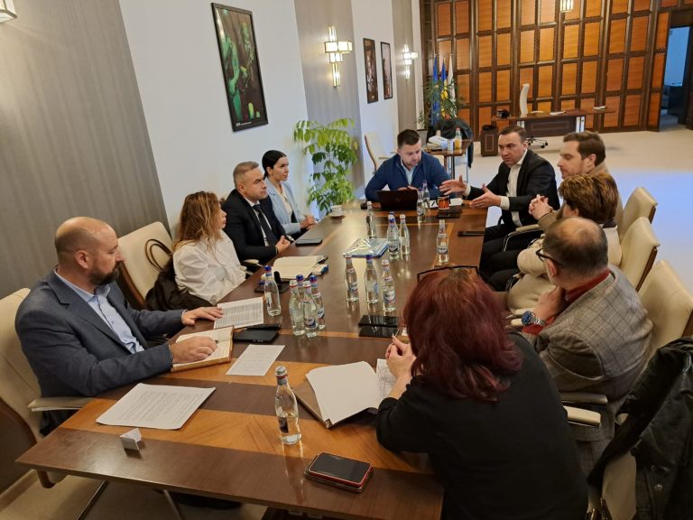 Primarul general Ciprian Ciucu și ministrul Energiei, Bogdan Ivan, în discuții cu reprezentanții ELCEN și Termoenergetica, la PMB, despre funcționarea sistemului de termoficare. Sursa foto: PMB / Facebook