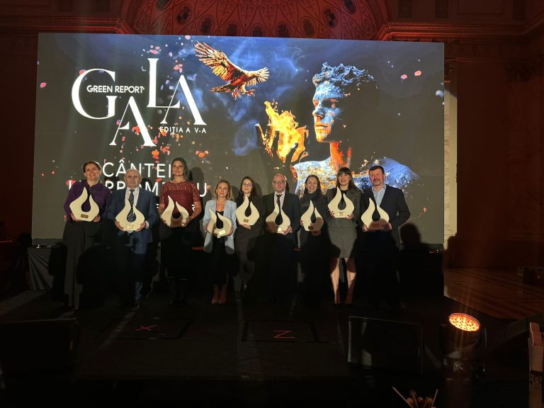 Câștigătorii ediției 2025 a Galei Green Report, pe scena evenimentului. Sursa foto: Green Report